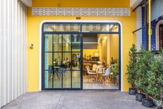 113 Yellow House Hostel