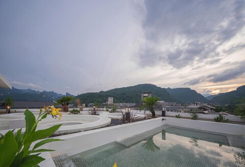 Baihao Lushanshu Homestay (Wulingyuan Mark Store)