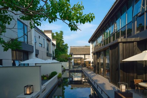 Night mooring at SSAW-Yangzhou Slender West Lake Resort Hotel