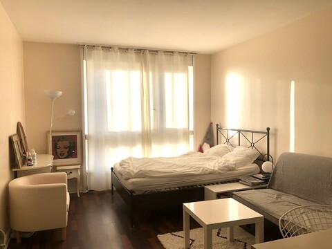 파리 에펠탑 근처 고층 아파트 