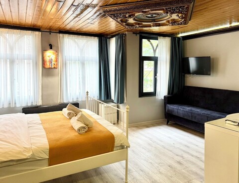 화이트 인 탁심