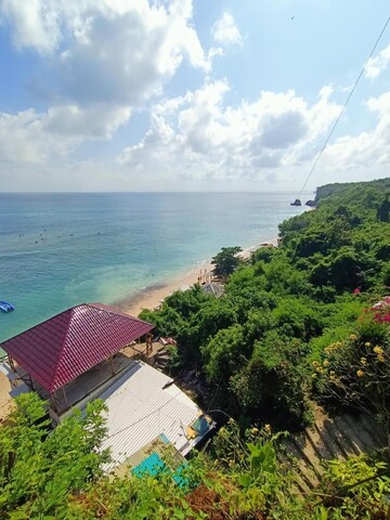 디 오옴 앳 토마스 비치