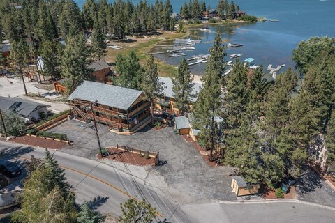 빅 베어 레이크프론트 로지