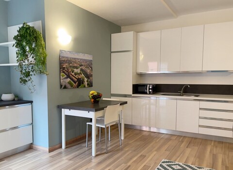 칸디아니 빌딩 - 밝고 넓은 1 베드룸, 발코니 있음, 보비사에 위치