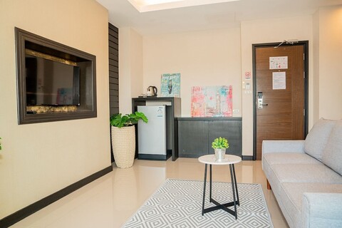 루루 호텔, 더 글래스하우스 라이언 카페