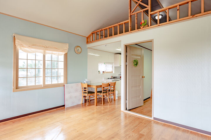 room detail thumbnail 2