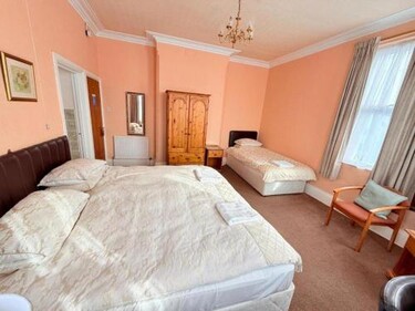 Hylands Hotel Spacious & Bright Triple Room with Ensuite Bathroom and Free Parking