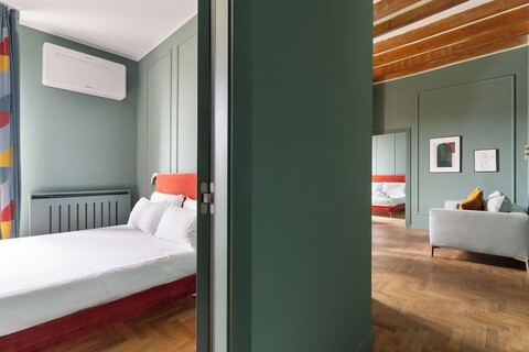 브레라 아파트먼트, 가에 아울렌티