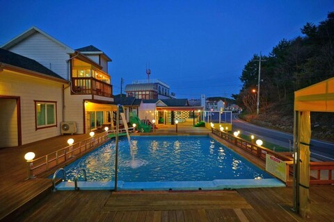 안면도 네잎클로버 수영장펜션