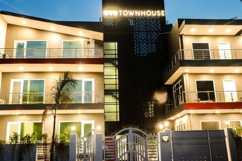 Super Townhouse Galleria Market Near Golf Course Road