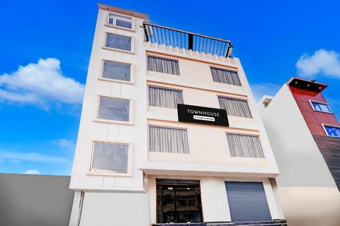 Super Townhouse Lahartara Railway Bridge Near Bus Stop