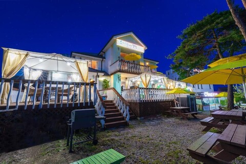 부안 소나무에 걸린 노을 펜션