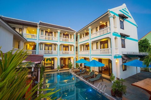 시걸 네스트 호이 언 비치 빌리지