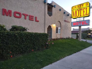 Crzy 8 Motel