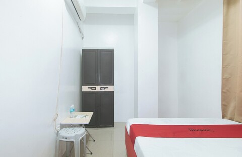 레드도어즈 앳 나자르 레지던스 니어 NAIA