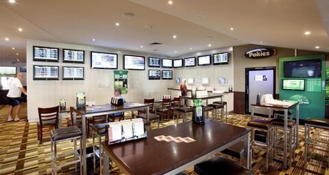 나이트캡 앳 에지 힐 태번