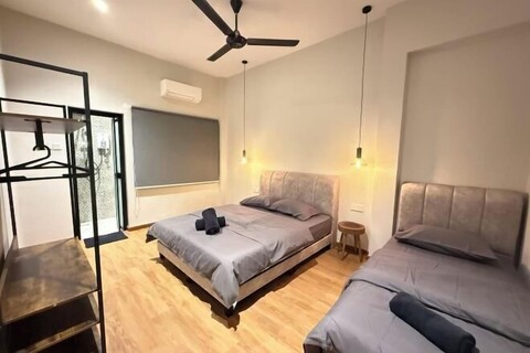 Galaria3 18PAX 4BRNearTC, DinosaurLand, PS4, Netfx