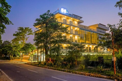 Hotel urban oasis Near Millennium Metro station 