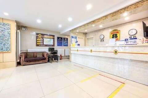 Super 8 Hotel (Liujiayao Metro Station)