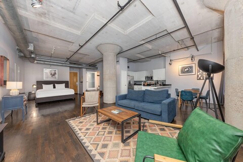 더 디스트릭트 앳 호그 팰리스, 어 윈덤 호텔