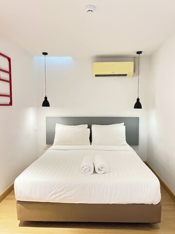 알렉사 님만 - 호스텔