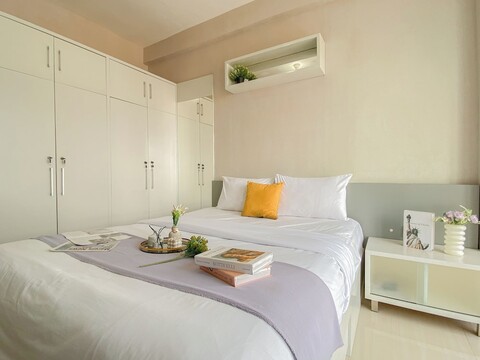 타만 멜라티 마르곤다 아파트먼트의 화이트 톤 스튜디오