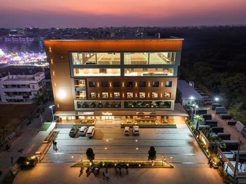 Hotel Tulips Grand  