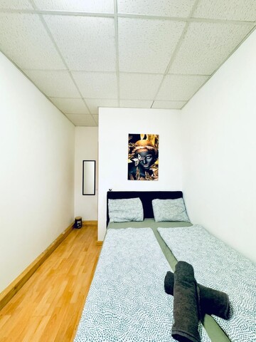 시티사이드 투 베드룸 아파트먼트, 저예산 숙박