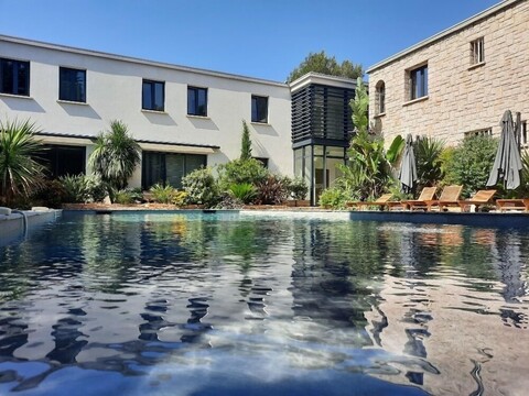 오텔 파르티퀼리에 카시스, 주차장 안전, 온수 수영장