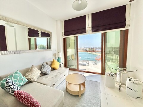 럭셔리어스 스튜디오 위스 브레스-테이킹 팜 뷰