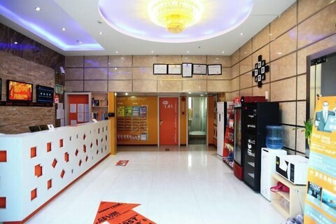 Dingding Hotel (Shanghai New International Expo Center Huaxia East Road Subway Station)