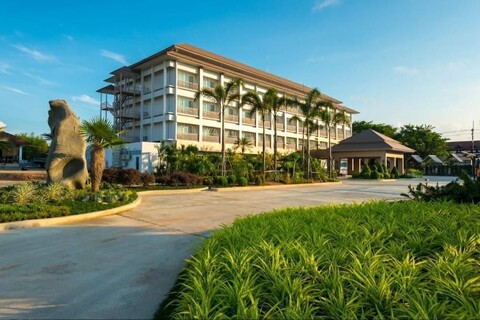 스완 레이크 호텔, 사타힙