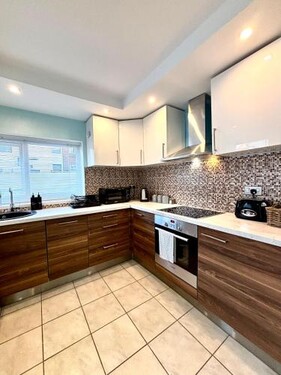 Modern Art House - serviced accomodation