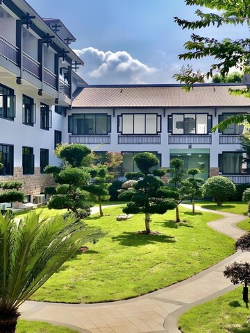 Zhangjiajie Expert Village Yangguang Courtyard-Style Hotel