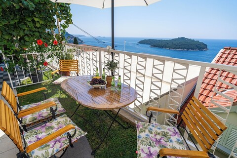 아파트먼트 앤드 룸 로라