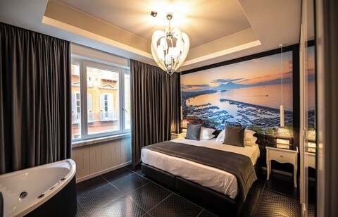 홀리데이 나폴리 룽고마레