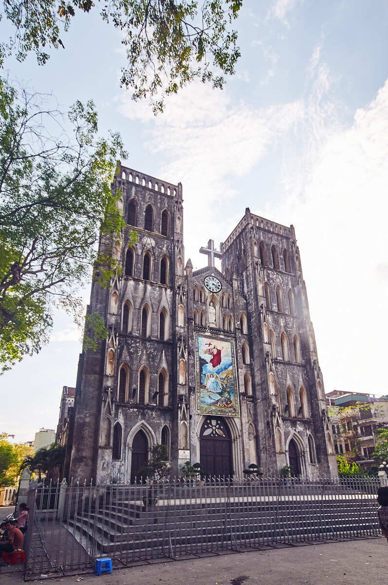 하노이 성요셉성당 외관과 입구