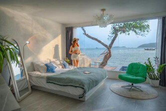 White Beachfront Pool Villa Koh Larn