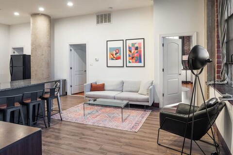 Sosuite 3BR 아파트 w 발코니, 세탁기/건조기, 체육관, 현장 바