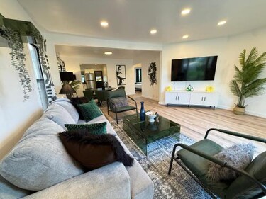 Modern Duplex with 6 beds and Sofa bed in Miracle Mile Longwood