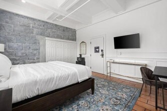 Sonoma Stonehouse, King Room at Boutique Hotel