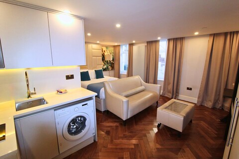 베이커 스트리트 아파트먼트 바이 플라잉 버틀러