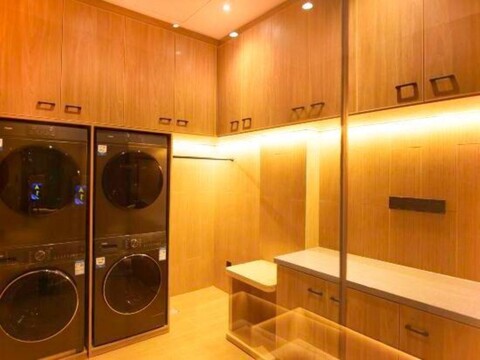 Xinyi International Hotel (Xihongmen Huiju Shopping Center Subway Station)