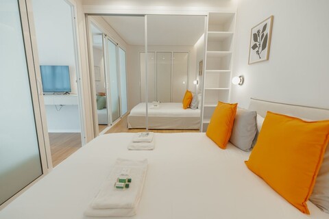 밝은 창문 아파트먼트, 바이 베케이셔니