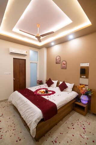 Hotel Raaz & Family Restaurant 