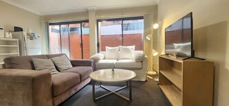 시드니 시내 중심가에서 10분 거리에 위치한 캠퍼다운 교외의 3베드룸 아파트입니다.