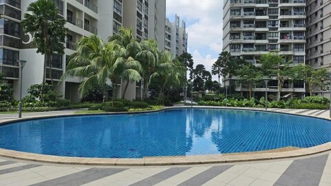 Bay Laurel Urban Poolscape 3BR6pax w Balcony