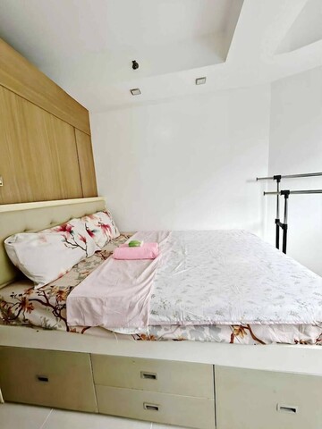 쉘 레지던스의 몰, 스테이케이션