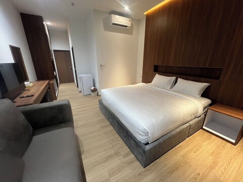 J&P 호텔, 시라차