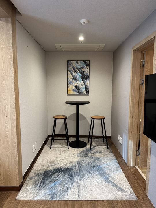 room detail thumbnail 2